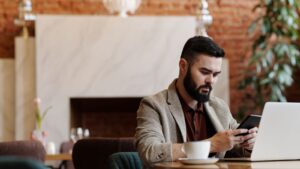 Person tippt eine Frage ins Smartphone