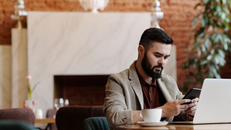 Person tippt eine Frage ins Smartphone