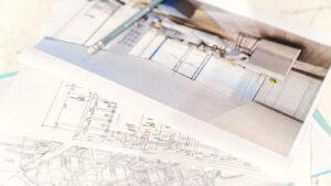 Desktop Publishing: Vom Fachberuf zur Grundfähigkeit Arbeitsplatz mit Layoutentwürfen und Andrucken auf dem Tisch